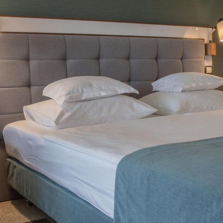 Hotel Aquarius Spa Kolobrzeg Exterior photo A bed with a headboard