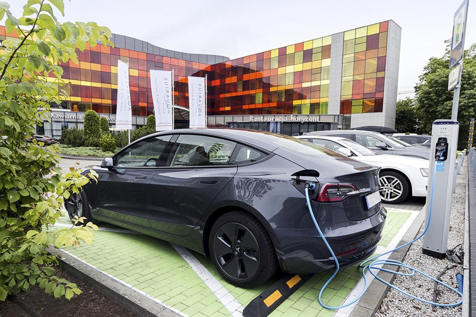Hotel Aquarius Spa Kolobrzeg Exterior photo Tesla Model 3