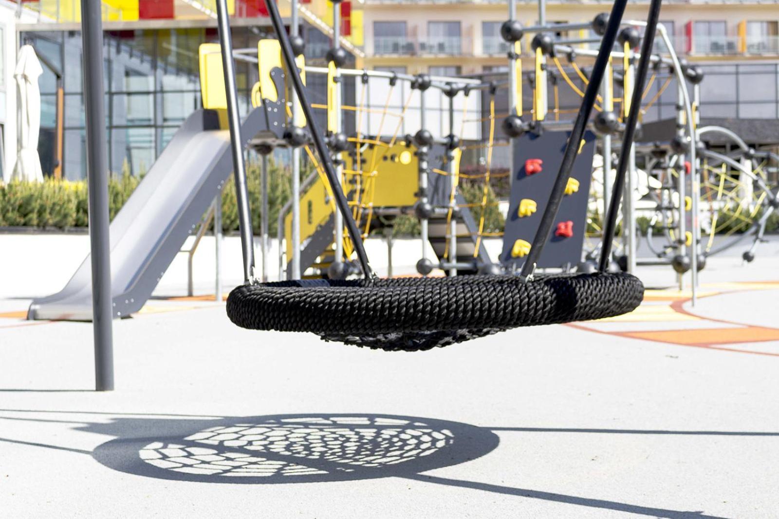 Hotel Aquarius Spa Kolobrzeg Exterior photo A tire swing