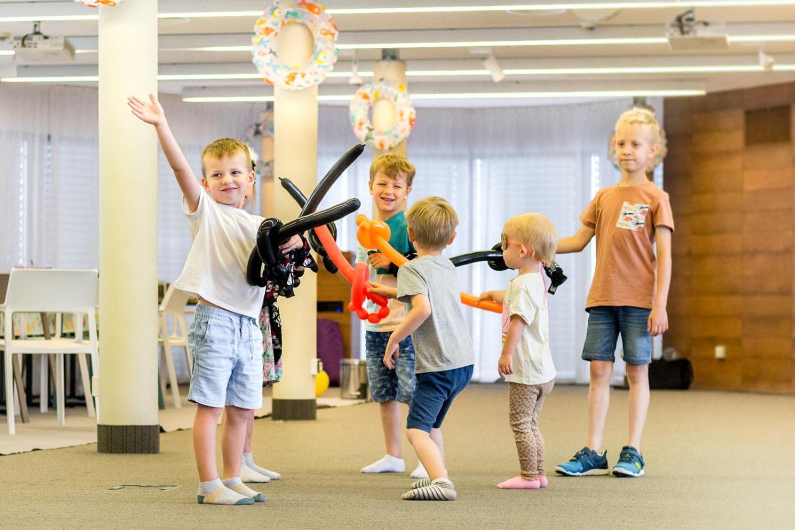 Hotel Aquarius Spa Kolobrzeg Exterior photo Children playing with Nerf blasters