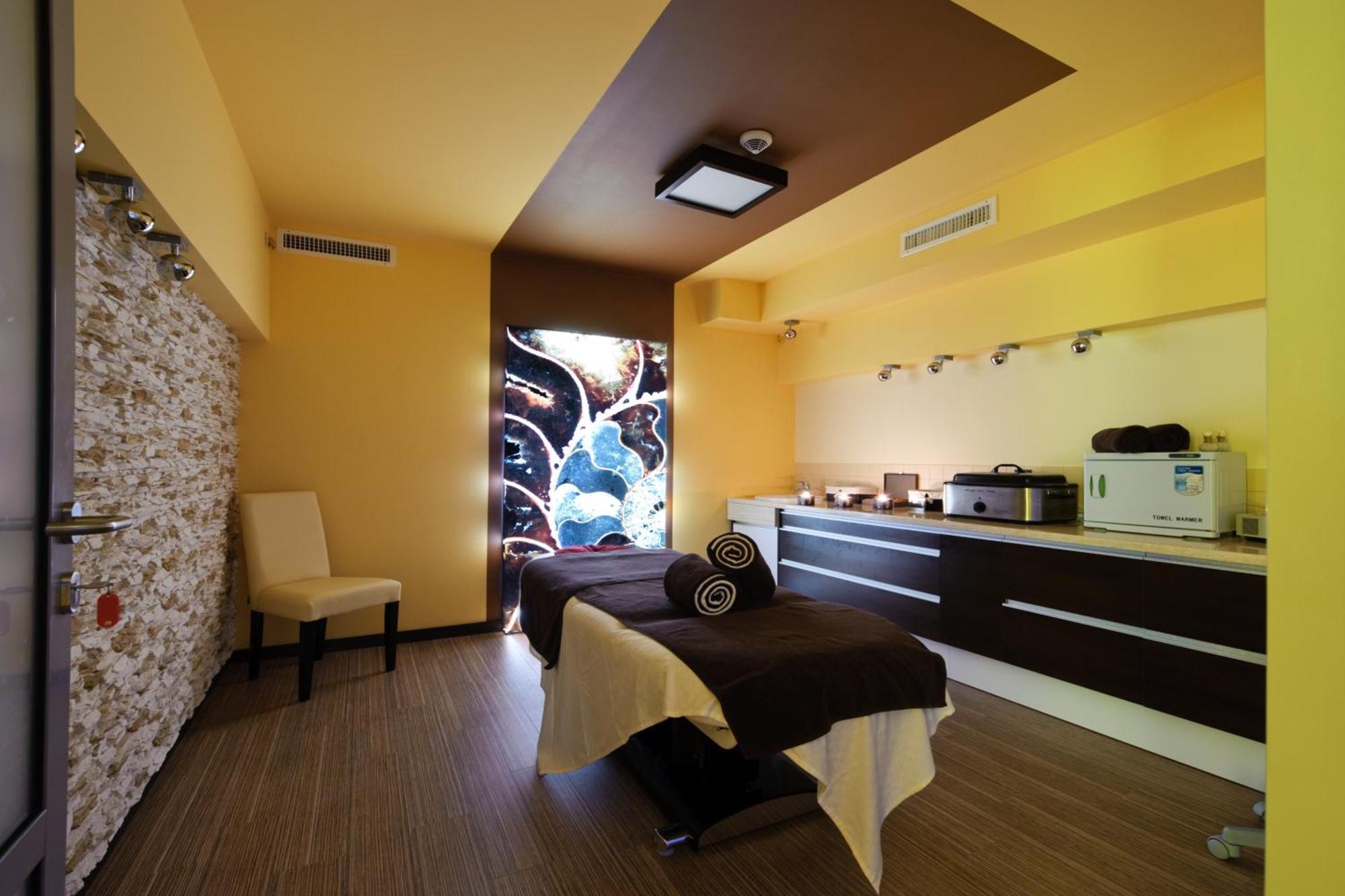 Hotel Aquarius Spa Kolobrzeg Exterior photo A treatment room at a spa