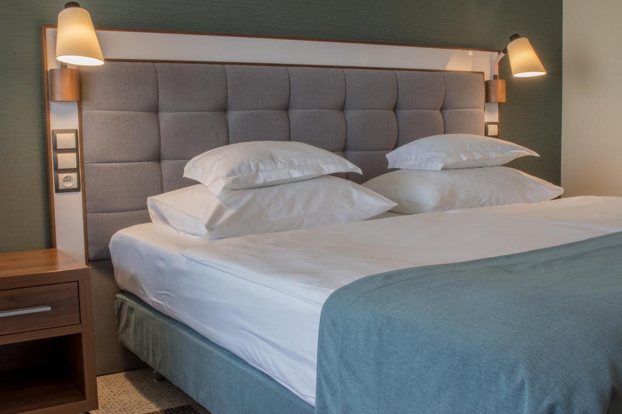 Hotel Aquarius Spa Kolobrzeg Exterior photo A bed with a headboard